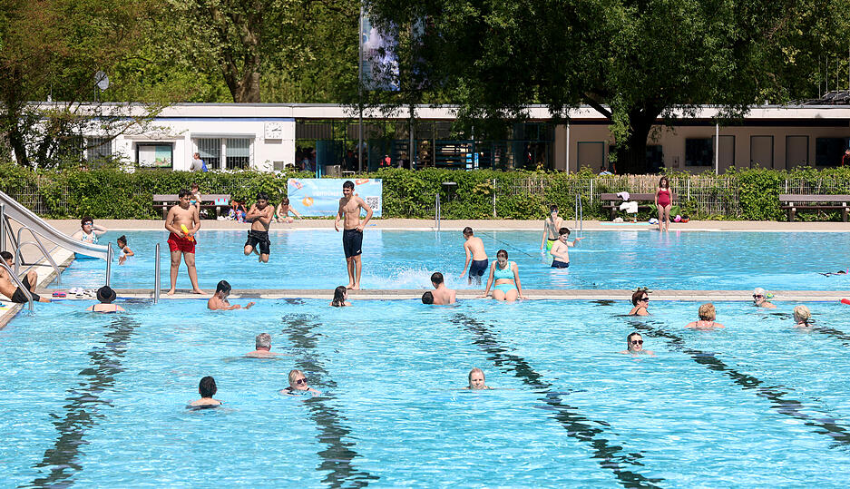 Das Freibad in der Neckarhalde hat eine Wassertemperatur von 23 Grad Celsius und wird solarbeheizt.