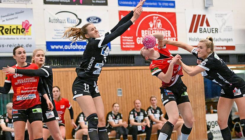 Elena Fabritz (links), Lara D&auml;uble (2. von rechts) und die SG Schozach-Bottwartal bekamen vom ESV Regensburg um Nicole Lederer (3. von rechts) und Franziska Peter (rechts) wenig geschenkt: weder Tore, noch Punkte.
