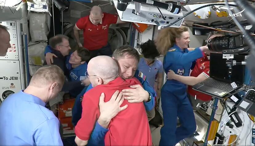 Am Wochenende begr&uuml;&szlig;te die ISS-Besatzung die Neuank&ouml;mmlinge der &laquo;Crew 10&raquo; mit Umarmungen.