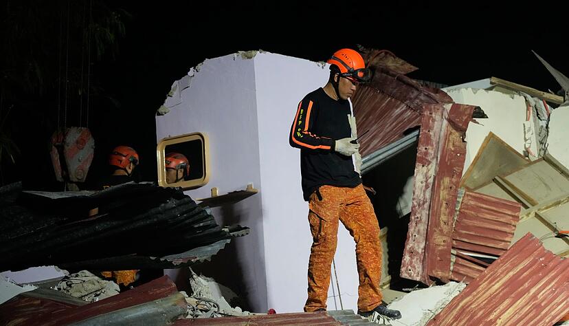 Retter suchten weiter nach m&ouml;glichen Versch&uuml;tteten.