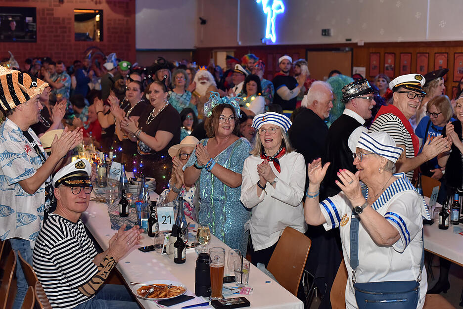 In der Jahnhalle herrscht bei der Prunksitzung der H&uuml;hnerl&auml;use gute Stimmung.