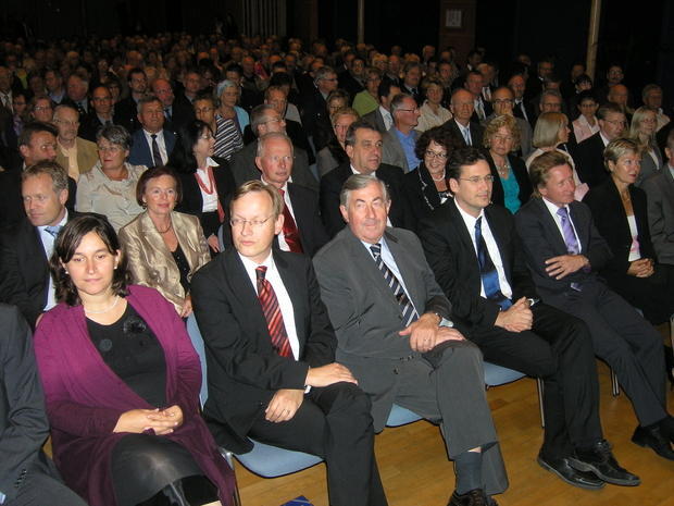 Der ehemalige Bürgermeister von Zaberfeld war am 7. Juni zum Nachfolger von Jochen K. Kübler (vordere Reihe, zweiter von rechts) gewählt worden. Der ehemalige Bürgermeister von Zaberfeld war am 7. Juni zum Nachfolger von Jochen K. Kübler (vordere Reihe, zweiter von rechts) gewählt worden.