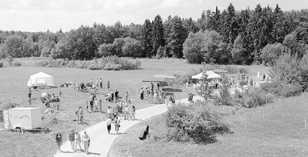 Juli 1996. Bürger nehmen Naturschutzgebiet in Besitz. Seit dem vorletzten Jahrhundert wurde das Areal militärisch genutzt. Bis nach dem Zweiten Weltkrieg diente das Gebiet  auch als Naherholungsraum. Nach dem Abzug der US-Army ist die Waldheide innerhalb von drei Jahren renaturiert.