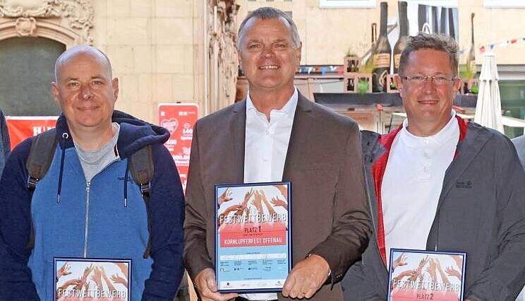 Roland Häfele (Mitte), Vorsitzender der Offenauer Vereine, freut sich mit Michael Müller (rechts) und Matthias Kern über die Auszeichnungen.