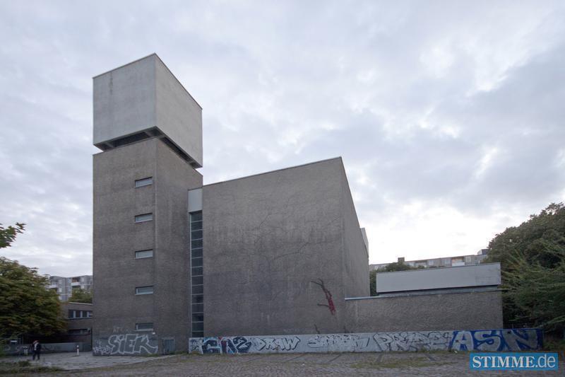 Von der Kirche zum Kunsttempel: Der 1966 vom bekannten Architekten Werner D&uuml;ttmann errichtete Sakralbau ist ein modernes Architekturdenkmal und seit Mai Sitz der Galerie des renommierten Galeristen Johann K&ouml;nig. St. Agnes, in der seit 2004 keine Gottesdienste mehr gehalten werden, ist eine Trutzburg des Beton-Brutalismus mit weitgehend fensterlosen W&auml;nden. Busse h&auml;lt die Umnutzung der Kirche f&uuml;r einen "absoluten Gl&uuml;cksfall". Die Galerie passe perfekt hinein, auch deshalb, weil das Licht nur von oben einfalle.