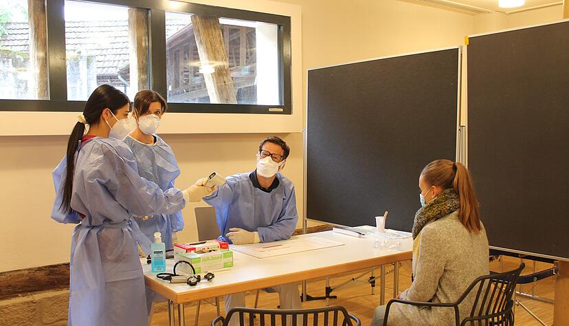 Michael Klimm und Annika Topic nehmen nicht nur Abstriche aus Rachen und Nase. Auch Fieber wird in den Behandlungsräumen gemessen. Bis zu einem Ergebnis des Abstrichs kann es momentan bis zu 48 Stunden dauern. Foto: Elfi Hofmann Michael Klimm und Annika Topic nehmen nicht nur Abstriche aus Rachen und Nase. Auch Fieber wird in den Behandlungsräumen gemessen. Bis zu einem Ergebnis des Abstrichs kann es momentan bis zu 48 Stunden dauern. Foto: Elfi Hofmann