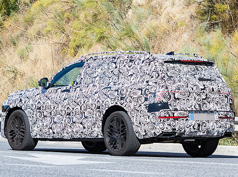 Im Erlkönig-Look ist der Prototyp des SUV Q9 bereits auf den Straßen unterwegs. Audi will das neue Modell 2026 auf den Markt bringen.