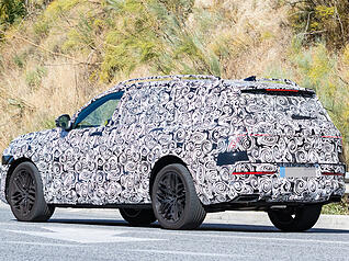 Im Erlkönig-Look ist der Prototyp des SUV Q9 bereits auf den Straßen unterwegs. Audi will das neue Modell 2026 auf den Markt bringen.