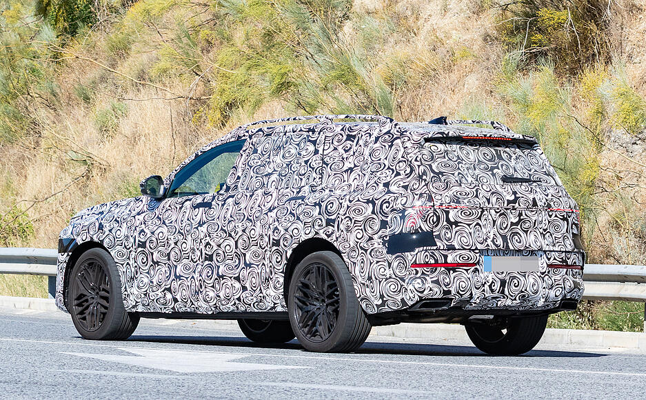 Im Erlkönig-Look ist der Prototyp des SUV Q9 bereits auf den Straßen unterwegs. Audi will das neue Modell 2026 auf den Markt bringen.