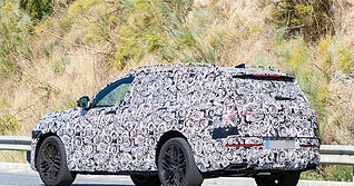 Im Erlkönig-Look ist der Prototyp des SUV Q9 bereits auf den Straßen unterwegs. Audi will das neue Modell 2026 auf den Markt bringen.