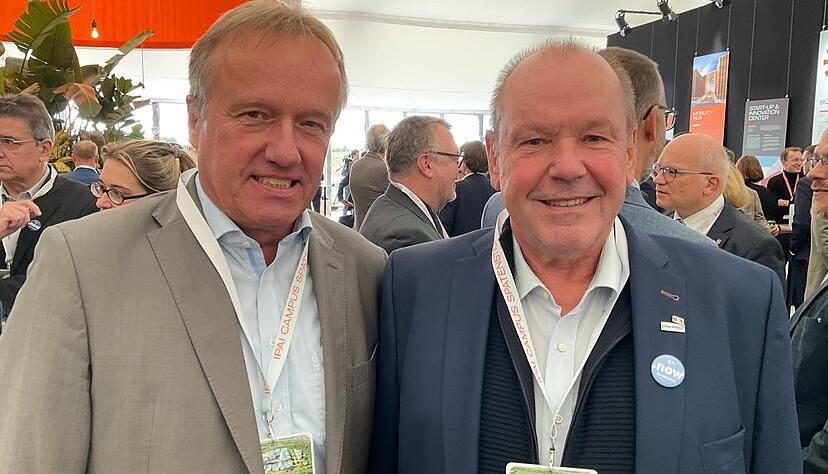 Beim Spatenstich für den Ipai-Campus: Freie-Wähler-Stadtrat Herbert Burkhardt (rechts) und Andreas Mayer, Sprecher des Bezirksbeirats Neckargartach.