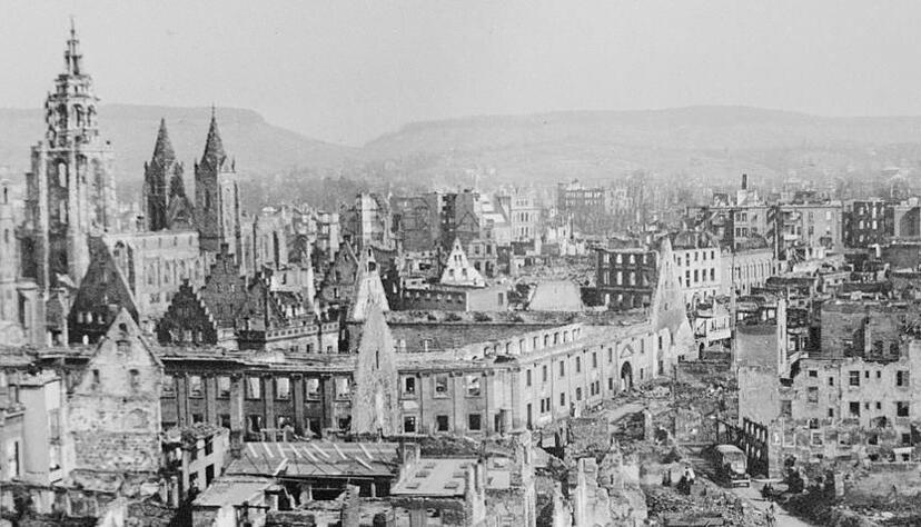 Der Blick vom Götzenturm zeigt vorne den Deutschhof mit dem Kirchturm von St. Peter und Paul (links), dahinter die Kilianskirche und ganz rechts die Friedenskirche, deren Ruine nach dem Krieg noch lange stand.Fotos: Hermann Eisenmenger/HSt/Stadtarchiv Der Blick vom Götzenturm zeigt vorne den Deutschhof mit dem Kirchturm von St. Peter und Paul (links), dahinter die Kilianskirche und ganz rechts die Friedenskirche, deren Ruine nach dem Krieg noch lange stand.Fotos: Hermann Eisenmenger/HSt/Stadtarchiv