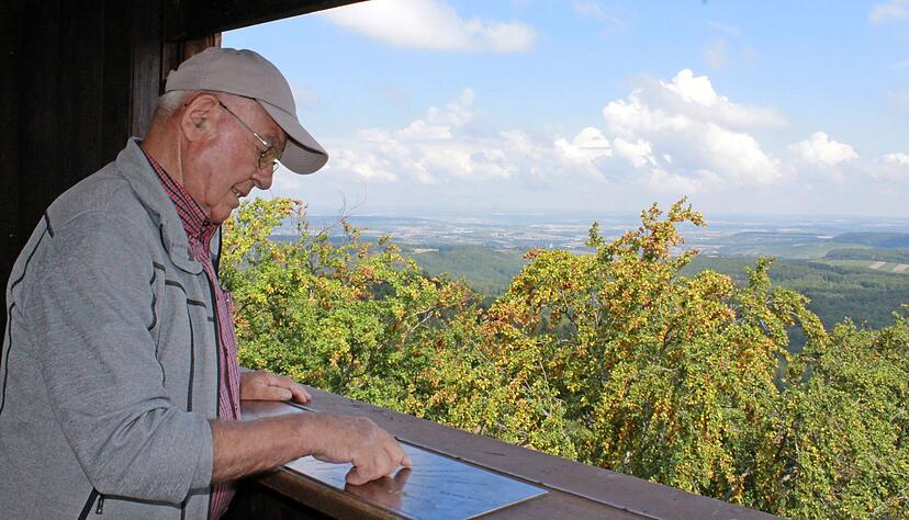 Adolf Feucht, der die Albvereins Ortsgruppe Neuhütten kommissarisch leitet, genießt oft die Aussicht vom Turm, etwa in die Hohenloher Ebene.
Foto: Sabine Friedrich