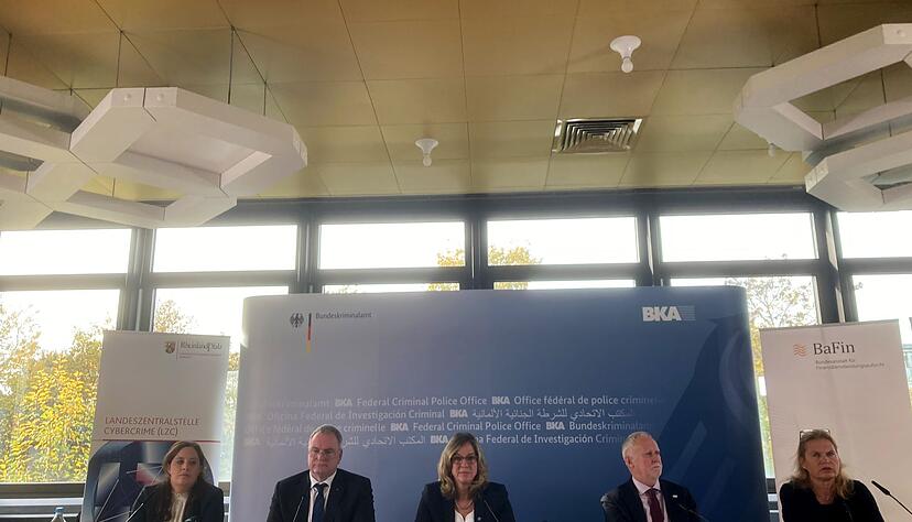 Susanne Schüler (l-r), Staatsanwältin, Harald Kruse, Leiter Generalstaatsanwaltschaft Koblenz, Martina Link, Vizepräsidentin des Bundeskriminalamts, Daniel Thelesklaf, Leider der Finacial Intelligence Unit, und Birgit Rodolphe, Exekutivdirektorin des Geschäftsbereichs Abwicklung und Geldwäscheprävention der BaFin, sitzen bei einer Pressekonferenz beim Bundeskriminalamt nach internationalen Durchsuchungen und Festnahmen gegen mutmaßliche Betrugs- und Geldwäschenetzwerke auf dem Podium.