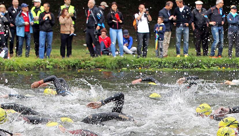 Schwimmen im Neckar, das geh&ouml;rt zum Triathlon in Heilbronn. Das Plus der Veranstaltung sind die Wettbewerbe im Herzen der Stadt, das lockt Fans.
Foto: Archiv/Veigel