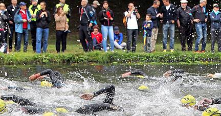 Schwimmen im Neckar, das geh&ouml;rt zum Triathlon in Heilbronn. Das Plus der Veranstaltung sind die Wettbewerbe im Herzen der Stadt, das lockt Fans.
Foto: Archiv/Veigel