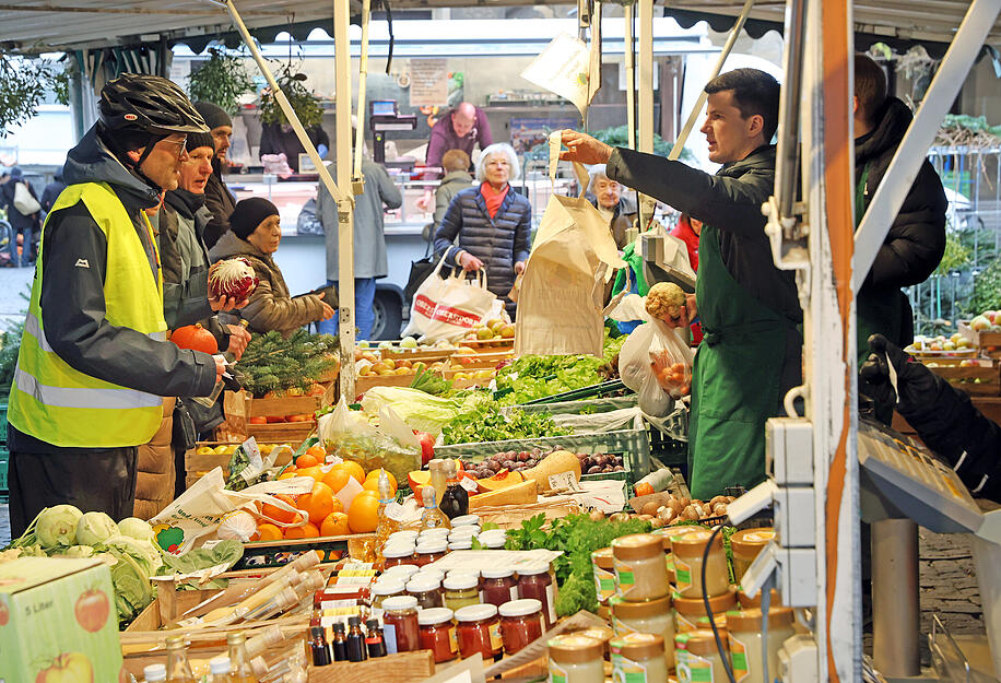 Kurz vor den Feiertagen ist einiges geboten auf dem Heilbronner Wochenmarkt, der parallel zum Käthchen-Weihnachtsmarkt in der Rathausgasse stattfindet. Kurz vor den Feiertagen ist einiges geboten auf dem Heilbronner Wochenmarkt, der parallel zum Käthchen-Weihnachtsmarkt in der Rathausgasse stattfindet.