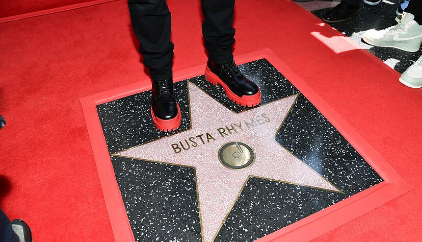 Der Hip-Hop-Star enth&uuml;llt auf dem &laquo;Walk of Fame&raquo; den 2.818. Stern.