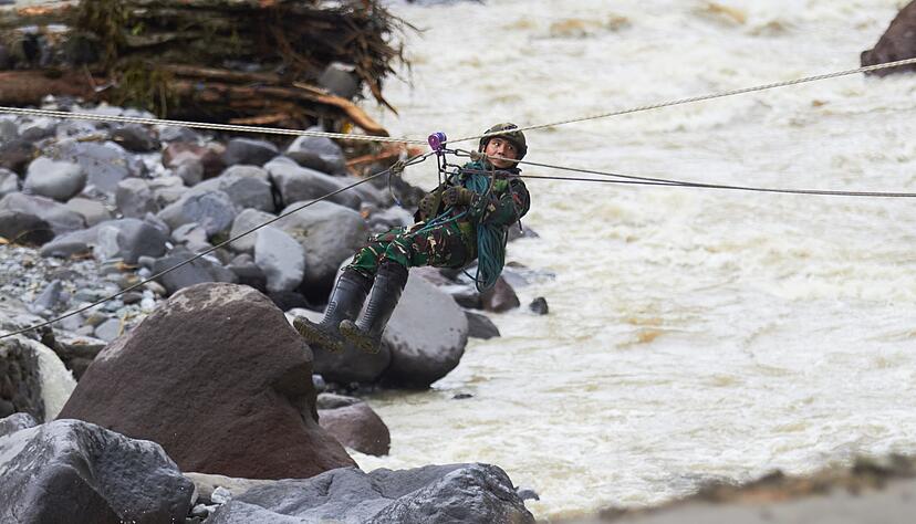 Die Rettungsarbeiten kommen nur schleppend voran.