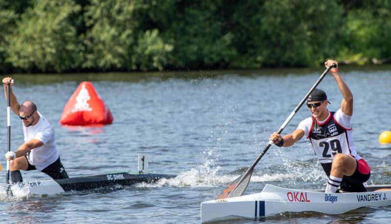 Jan Vandrey (r) setzt sich im Finale der Einer-Canadier vor Peter Kretschmer durch.