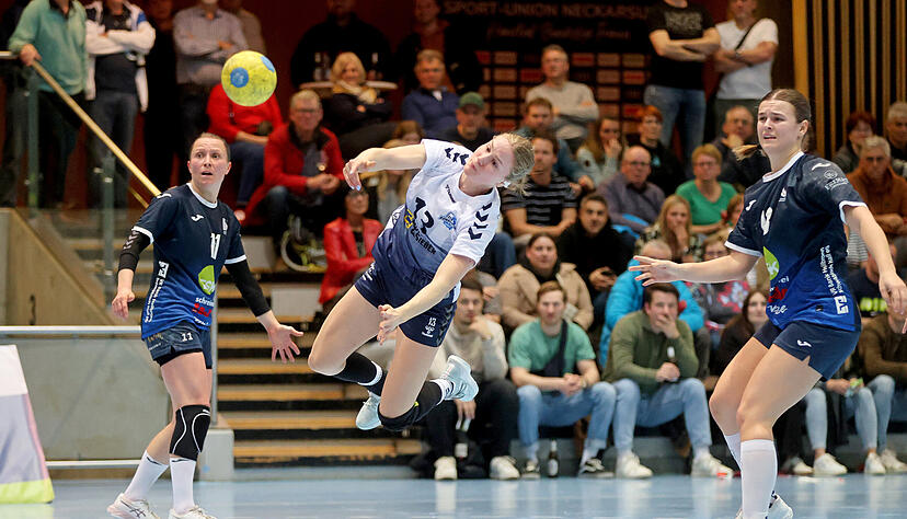 Keine Gedanken verschwendet man in Neckarsulm trotz des Erfolgs an das bisher letzte Derby im vergangenen März. Nicht zuletzt, weil Spielerinnen wie Stephanie Dähnel (links, Sport-Union Neckarsulm II) und Sonja Christel (Mitte, TSV Bönnigheim) inzwischen nicht mehr dabei sind. Keine Gedanken verschwendet man in Neckarsulm trotz des Erfolgs an das bisher letzte Derby im vergangenen März. Nicht zuletzt, weil Spielerinnen wie Stephanie Dähnel (links, Sport-Union Neckarsulm II) und Sonja Christel (Mitte, TSV Bönnigheim) inzwischen nicht mehr dabei sind.