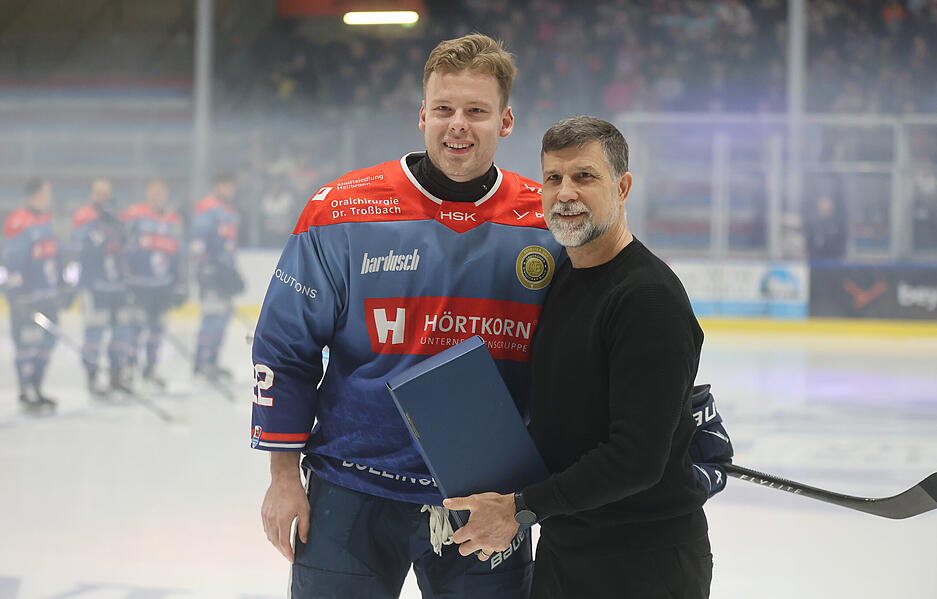 Martin Jiranek mit Thore Weyrauch (rechts): Die Heilbronner Falken verabschieden verdiente Akteure unter dem Beifall der Zuschauer. Martin Jiranek mit Thore Weyrauch (rechts): Die Heilbronner Falken verabschieden verdiente Akteure unter dem Beifall der Zuschauer.