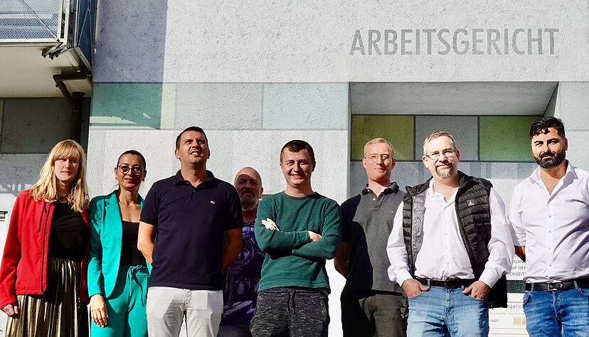 Kläger, Betriebsräte und Vertreter der Gewerkschaft IG Metall vor dem Arbeitsgericht in Crailsheim. Kläger, Betriebsräte und Vertreter der Gewerkschaft IG Metall vor dem Arbeitsgericht in Crailsheim.