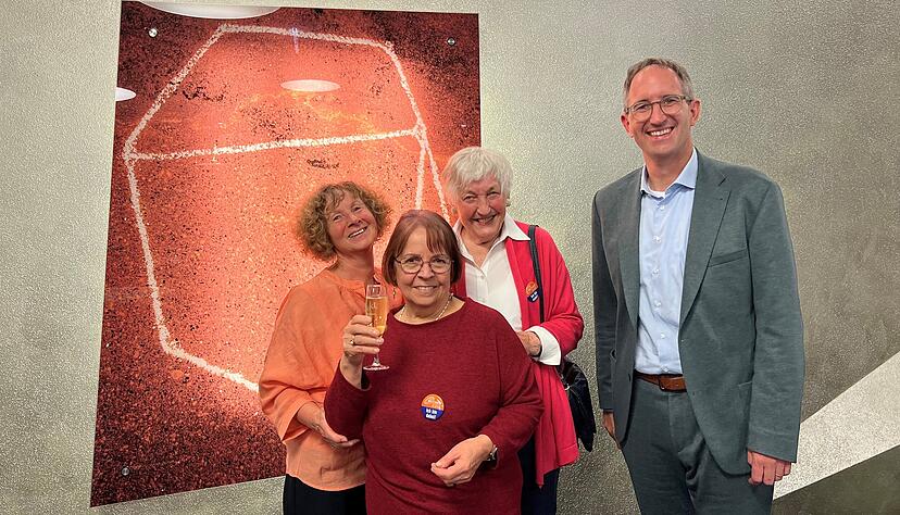 In Bad Rappenau feierte der Eine-Welt-Laden sein 25. Jubiläum. Mit dabei langjährige Kräfte wie Inge Kaschel, Claudia Schmitz und Uta Rau (von links). OB Sebastian Frei sprach ein Grußwort. In Bad Rappenau feierte der Eine-Welt-Laden sein 25. Jubiläum. Mit dabei langjährige Kräfte wie Inge Kaschel, Claudia Schmitz und Uta Rau (von links). OB Sebastian Frei sprach ein Grußwort.