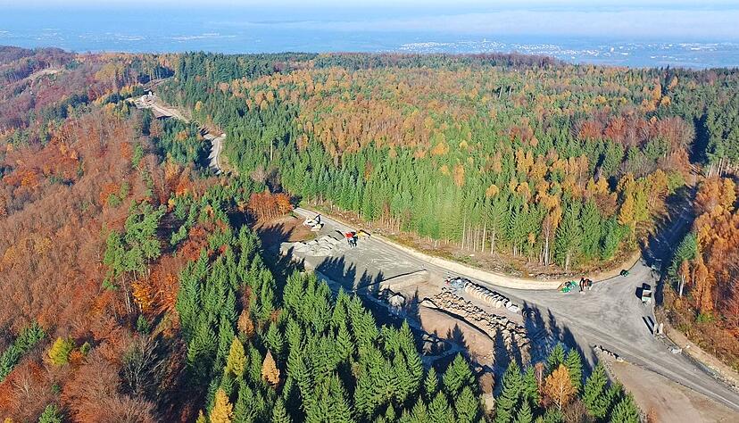 Auf der runden Erdfl&auml;che hinter den Schotterh&auml;ufen links der Bildmitte wird die Windenergieanlage vier aufgestellt.
