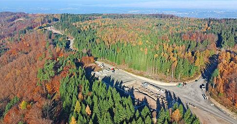 Auf der runden Erdfl&auml;che hinter den Schotterh&auml;ufen links der Bildmitte wird die Windenergieanlage vier aufgestellt.
