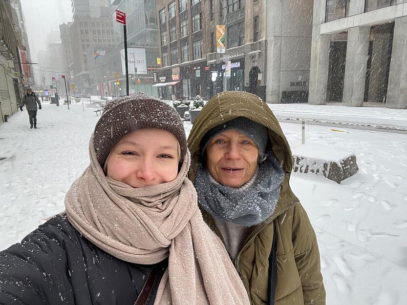 Hannah Wolff und ihre Mutter in dem verschneiten New York. Hannah Wolff und ihre Mutter in dem verschneiten New York.