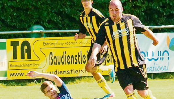Patrick Ehrmann vom FSV Hollenbach II gr&auml;tscht den Oberkessacher Sven Keller ab. Der FSV gewann deutlich mit 4:1.Foto: Kurt Gesper