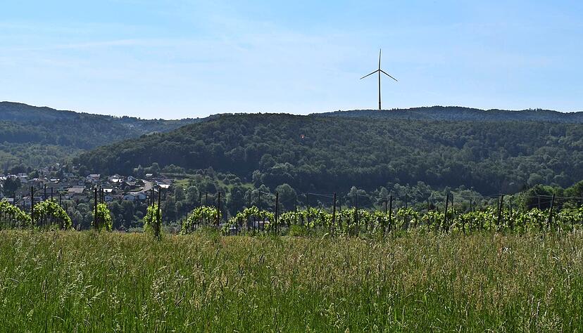 Am nordwestlichen Bergrücken des Lindelbergs soll die Anlage "Kreuzle" entstehen. Es könnte die bis dahin höchste Anlage werden.
Visualisierung: Bürgerwindpark Hohenlohe Am nordwestlichen Bergrücken des Lindelbergs soll die Anlage "Kreuzle" entstehen. Es könnte die bis dahin höchste Anlage werden.
Visualisierung: Bürgerwindpark Hohenlohe