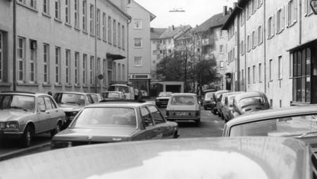 Fischergasse 1979, links das Landerer-Firmengebäude; die Anwohner des Wohnviertels beklagen den zunehmenden Verkehrslärm.
Foto: HSt-Archiv