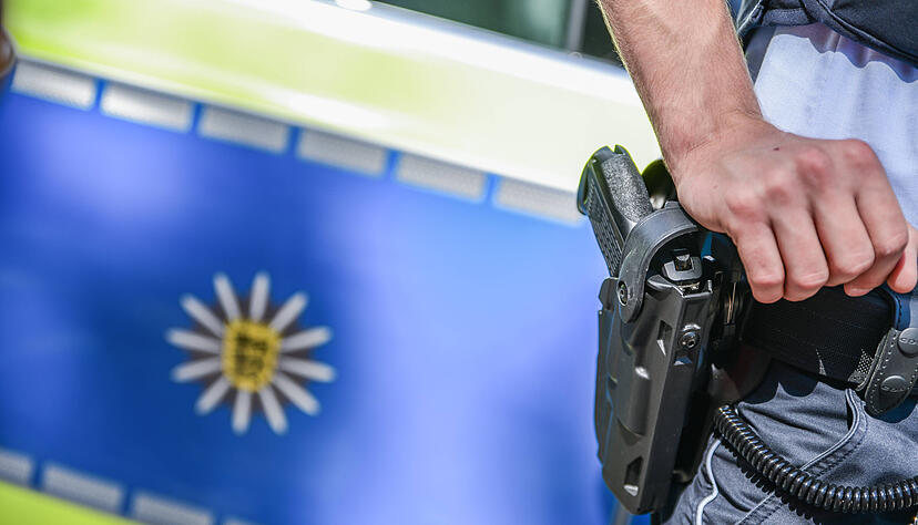 Es gibt einige Vorkommnisse, bei denen Polizisten des Heilbronner Präsidiums drohen, ihre Dienstwaffe einzusetzen. Es gibt einige Vorkommnisse, bei denen Polizisten des Heilbronner Präsidiums drohen, ihre Dienstwaffe einzusetzen.
