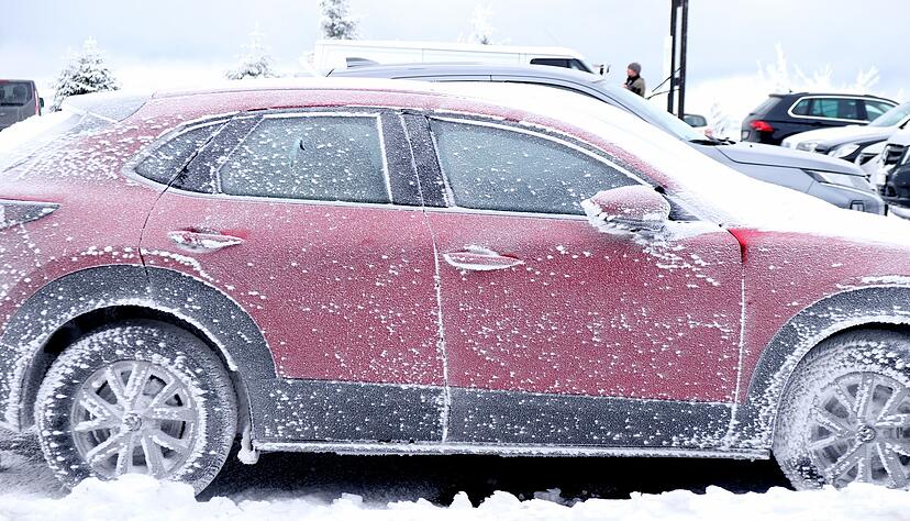 Ein mit Frost überzogenes parkendes Auto auf dem Fichtelberg. Zahlreiche Urlauber haben den Schneefall am Ende der Weihnachtsferien für den Wintersport genutzt. Ein mit Frost überzogenes parkendes Auto auf dem Fichtelberg. Zahlreiche Urlauber haben den Schneefall am Ende der Weihnachtsferien für den Wintersport genutzt.