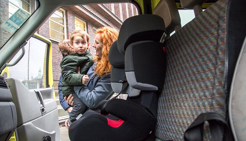 Risiko Winterjacke: Wird dicke Kleidung vor dem Anschnallen nicht ausgezogen, kann eine gef&auml;hrliche L&uuml;cke zwischen Sicherheitsgurt und K&ouml;rper entstehen.