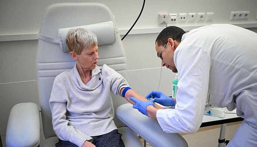 Bei Lecanemab ist alle zwei Wochen eine Infusion nötig, bei Donanemab alle vier Wochen. (Illustration) Bei Lecanemab ist alle zwei Wochen eine Infusion nötig, bei Donanemab alle vier Wochen. (Illustration)