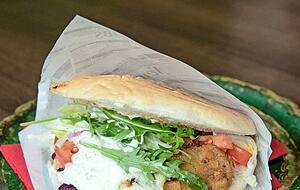 Fertig &minus; die D&ouml;nerso&szlig;e wird auf Basis eines Sojajoghurts anger&uuml;hrt.