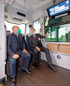 Winfried Hermann (links) und Claus Brechter sitzen Probe im Minibus. Foto: Mario Berger Winfried Hermann (links) und Claus Brechter sitzen Probe im Minibus. Foto: Mario Berger