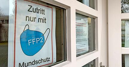 Zum Beispiel Ellhofen: Nur mit FFP2-Maske dürfen Besucher das Rathaus betreten. Auch die Mitarbeiter brauchen einen Mundschutz, wenn sie im Haus unterwegs sind.
Foto: Anja Krezer