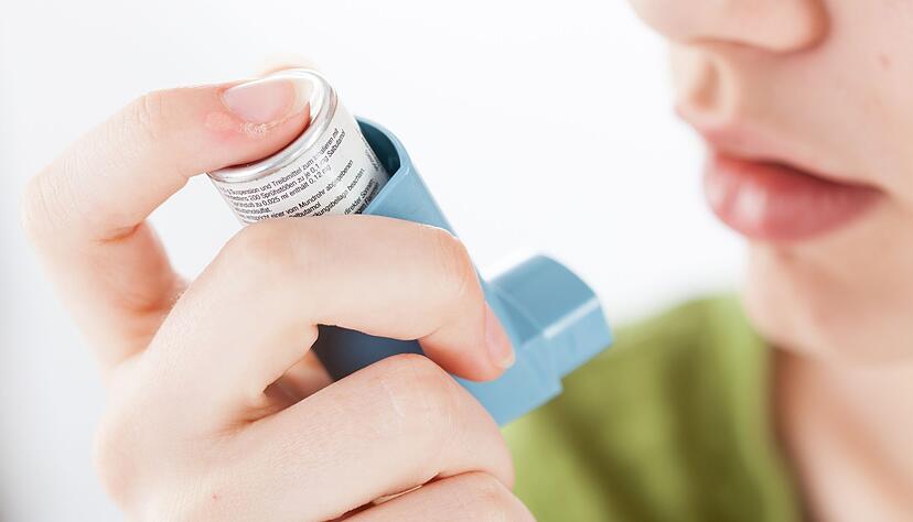 Der richtige Umgang mit dem Asthmaspray ist wichtig - sonst kommt der Wirkstoff nicht dort an, wo er helfen muss. Der richtige Umgang mit dem Asthmaspray ist wichtig - sonst kommt der Wirkstoff nicht dort an, wo er helfen muss.