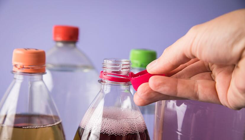 So geht's: Deckel abschrauben und Verschlusskappe leicht nach unten ziehen. Dadurch l&ouml;st sich der obere Teil des Kunststoffrings, der um die Flaschen&ouml;ffnung liegt.