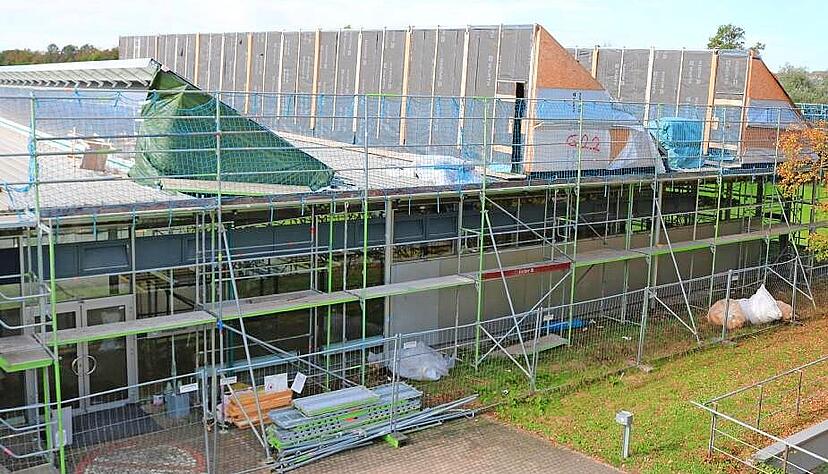 Die Sanierung der maroden Leimbinderkonstruktion am Dach der Ausporthalle in &Ouml;hringen war ein &auml;u&szlig;erst heikles Unterfangen.