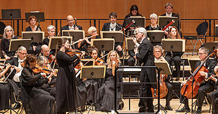 Das Heilbronner Sinfonie Orchester unter Alois Seidlmeier und mit Solistin Erika Cherkez gaben am Sonntag in der Harmonie Edouard Lalos &bdquo;Symphonie espagnole&ldquo;.
Foto: Lina Bihr