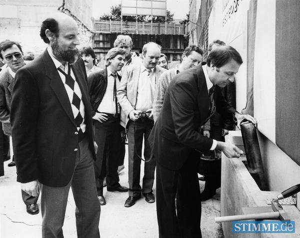 4. Oktober 1984: Udo-Wolfgang Zapfe, Albingia Vorstandsmitglied, mauert eine Metallbox ein. Mit der Grundsteinlegung für den Käthchenhof tritt eines der wichtigsten Bauvorhaben der Stadt Heilbronn in die Realisierungsphase. Die Versicherungsgruppe investiert dafür 47 Millionen Mark.