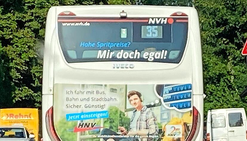 "Hohe Spritpreise? Mir doch egal!" steht auf dem Heck dieses Busses aus Kundensicht. Dem NVH freilich können die hohen Dieselpreise gar nicht egal sein.
Fotos: Ralf Reichert "Hohe Spritpreise? Mir doch egal!" steht auf dem Heck dieses Busses aus Kundensicht. Dem NVH freilich können die hohen Dieselpreise gar nicht egal sein.
Fotos: Ralf Reichert