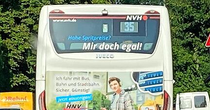 "Hohe Spritpreise? Mir doch egal!" steht auf dem Heck dieses Busses aus Kundensicht. Dem NVH freilich können die hohen Dieselpreise gar nicht egal sein.
Fotos: Ralf Reichert "Hohe Spritpreise? Mir doch egal!" steht auf dem Heck dieses Busses aus Kundensicht. Dem NVH freilich können die hohen Dieselpreise gar nicht egal sein.
Fotos: Ralf Reichert
