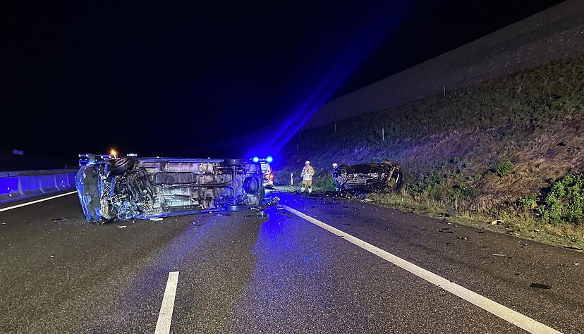 Auf der Flucht vor der Polizei verursachte ein Tatverdächtiger einen Frontalunfall auf der A6 bei Heilbronn. Auf der Flucht vor der Polizei verursachte ein Tatverdächtiger einen Frontalunfall auf der A6 bei Heilbronn.