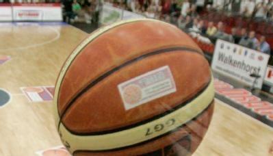 Ein Basketballspieler erzielt zwei Punkte durch einen Tip-In.